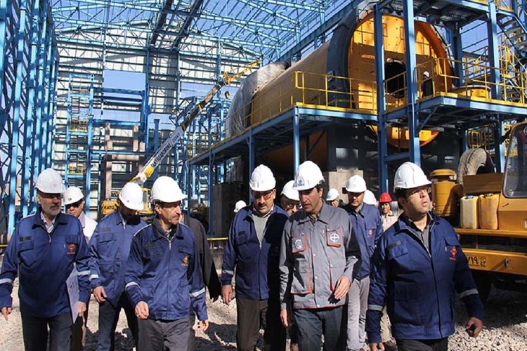  بازدید رئیس بنیاد مستضعفان از پروژه احداث کارخانه کنسانتره سنگ آهن فم سنگان 